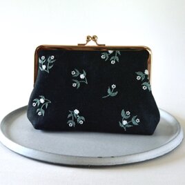 ハンドメイド　手刺繍　がま口ポーチ☆さくらんぼです ▷▷ 新しい作品 𖤣𖠿𖤣手刺繍入りがま口ポーチ 金具をつけ終え