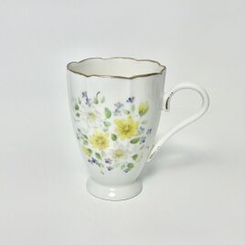 手描きの黄色と白のデイジーのマグカップ