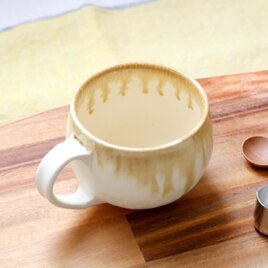 マット釉と流れる飴色の大きめマグカップ