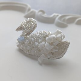 Xmas感謝SALE！乙女の祈り ‐cygne blanc 白鳥‐ 刺繍ブローチ