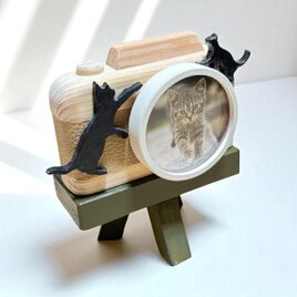 【猫好きさんへのギフト】黒猫シルエットのカメラ型フォトフレーム｜三脚付き｜誕生日・記念日・メモリアルに