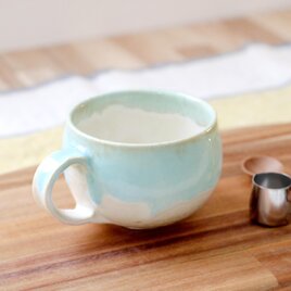 白釉と流れる水色の大きめマグカップ
