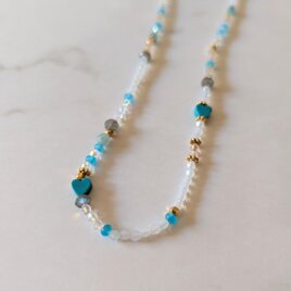 キラキラ輝く白と青のネックレス