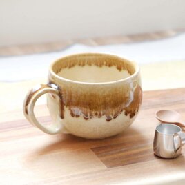 淡黄色と流れる飴色のほっこりマグカップ