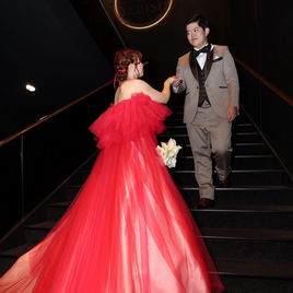 カラードレス キラキラ光る刺繍 ラッフルフリル 短トレーン