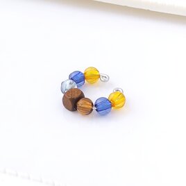 〈軽い〉〈痛くない〉2wayキューブウッド×ビーズイヤーカフ・イヤリング・フェイクピアス(片耳用)(調節可能)