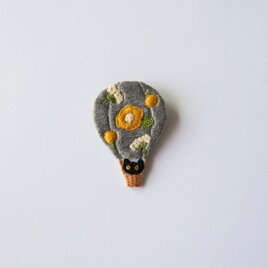 ［受注制作］ネコ㏌気球の刺繍ブローチ（gray）