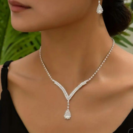 V字ラインストーンネックレス＆ピアスセット／しずく型ビジュー／ブライダル・パーティーに