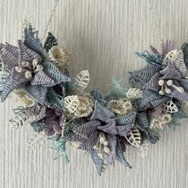 籐のリース　半月型のパープル系のリース（クリスマスリース）