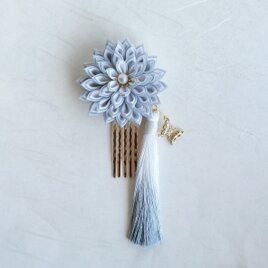 【ちりめんダリアの髪飾り】つまみ細工のヘアアクセサリー　成人式　卒業式　七五三 つまみ細工ダリア髪飾り✴︎カーキグリーン×オフホワイト