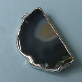 メノウのブローチ