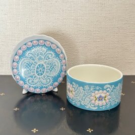 レースの蝶とパールの蓋物