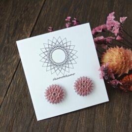 ぶどう色の小さなひと粒ピアス／イヤリング（やえ咲き）｜軽くて上品｜秋冬コーデ｜和装にも