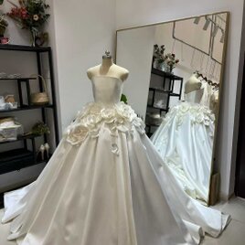 華やか!ウェディングドレス バラトレーン ベアトップ 細見えシルエット オフホワイト 韓国風ドレス 花嫁