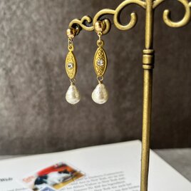 【sale!】ヴィンテージクラスプ と バロック ガラス パール の チタン ピアス