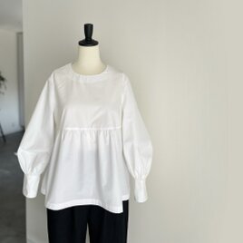 ふんわりと広がる優しいシルエット