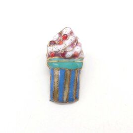 Sweets♪プリンソフトクリーム(ベリー系)の七宝焼ピンブローチ(ピンバッジ)