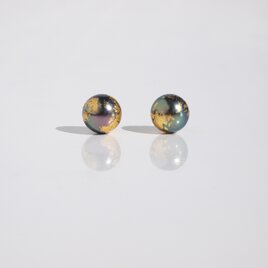 地球ピアス【8mm】金箔とピーコックパールのスタッドピアス　アレルギーフリー　ユニセックス