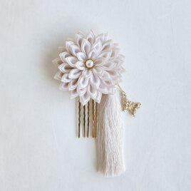 つまみ細工の花と蝶の髪飾り　タッセル付き　ベージュ　《浴衣、七五三、成人式、着物》