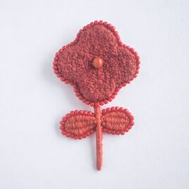 ビーズ縁取り　モコモコお花の刺繍ブローチ　赤