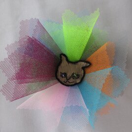 チュールのエリザベスカラー猫のブローチ　