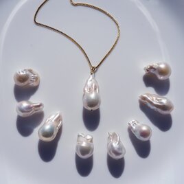 レインボームーンストーンとバロック真珠のブローチ ～Snow