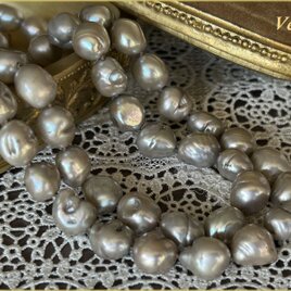 アイボリーベージュ大粒ライス風バロック淡水パールグリフィン（ベージュ）ロングネックレス（80）