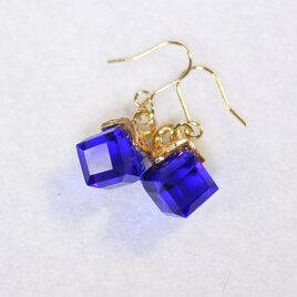 ゴールドチタンピアス・キュービックジルコニア（6mmキューブ・ブルー）