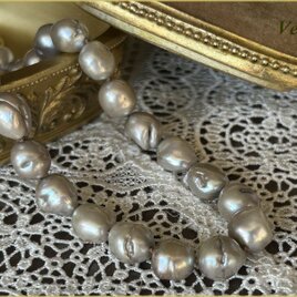 アイボリーベージュ大粒ライス風バロック淡水パールグリフィン（ベージュ）ショートネックレス（45）