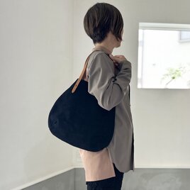 『2025登場Mサイズ』牛床ベロアと極厚オイルヌメの丸型トートバッグ M-size【ブラック】