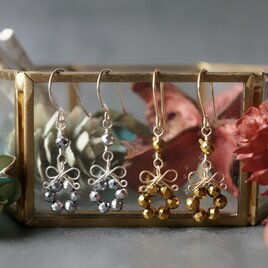 「冬の花結」クリスマスリース ピアス イヤリング リボン ヘマタイト ゴールド シルバー 樹脂ピアス ノンホールピアス