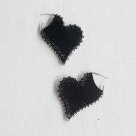 Stitchy Heart【レザーピアス】“black”