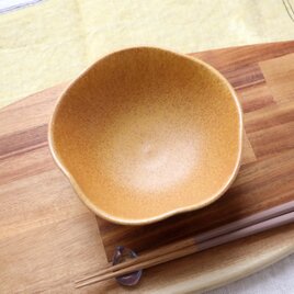 山吹色の輪花鉢