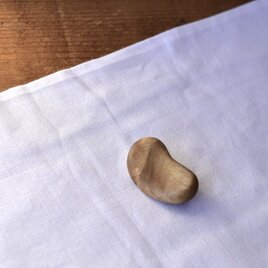 【 木工 】ビーンズ・ウッドなブローチ【B】 朴 木のブローチ 約3.7cm　ハンドメイド木工のコピー