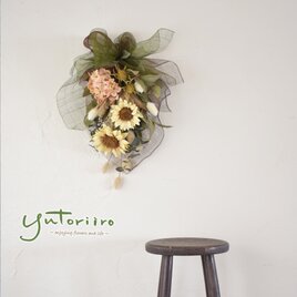 「移りゆく彩り」～季節の移ろいを束ねたスワッグ～ ヒマワリ アジサイ