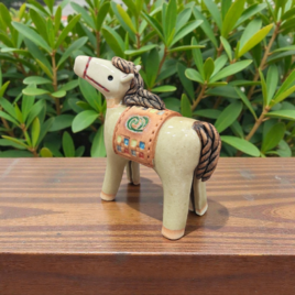 『彩り鞍の黄金馬』　干支　2026