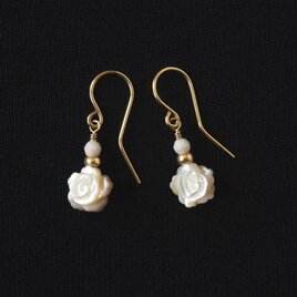 Beige Rose Pierce（マザーオブパール×リバーストーン）