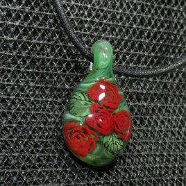 四つの赤い薔薇　（ガラス、トンボ玉、一点物、伝統工芸、薔薇、ネックレス）