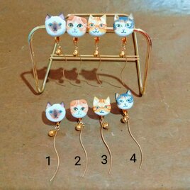 彩色木彫刻イヤリング　ゆらゆら尻尾の鈴猫