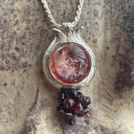 熟れたざくろの実ペンダント