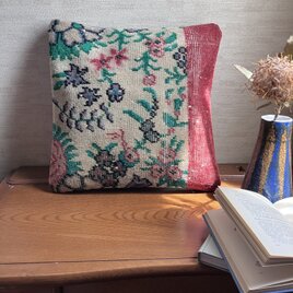 愛らしいトルコキリムのクッションカバー／40 × 40cm／花柄×赤／ヴィンテージキルト