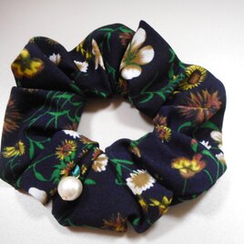 大人な花柄とコットンパールのシュシュ（CP12 濃紺緑×白花）