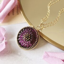 深紫のチェコガラスボタンネックレス｜花モチーフ・サージカルステンレス製・長さ調整可能