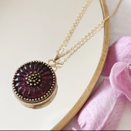 深紫のチェコガラスボタンネックレス｜花モチーフ・サージカルステンレス製・長さ調整可能