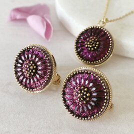 深紫のチェコガラスボタンアクセサリーセット｜ピアス・イヤリング＆ネックレス／上品な花モチーフ