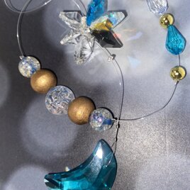 三日月のスカイブルーのクリスタルのサンキャッチャー