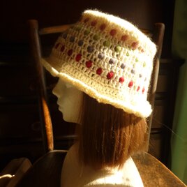 白いかぎ針編みの帽子