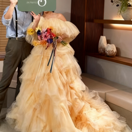 実例写真！人気上昇！カラードレス シャンパン色 オフショルダー ボリュームドレス 華やかなトレーン 花嫁 前撮り