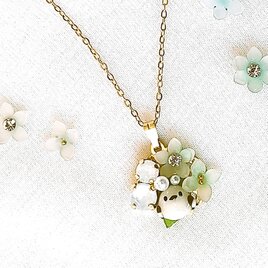シマエナガ ネックレス（お花＆クリスタルガラス）／樹脂粘土／サージカルステンレス／野鳥アクセサリー ※受注制作※