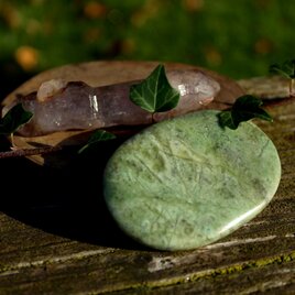 ツァボライト(グリーンガーネット）　パームストーン